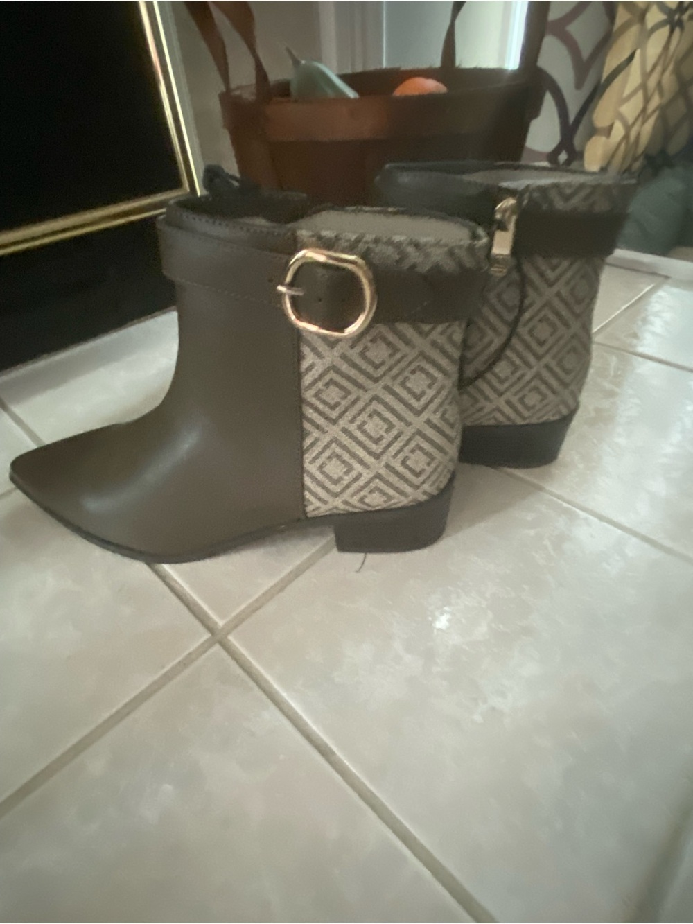 NWT Liz Claiborne Ankle Boots in Brown- Women's Fashion Boot. Size 8.5 - Picture 2 of 7